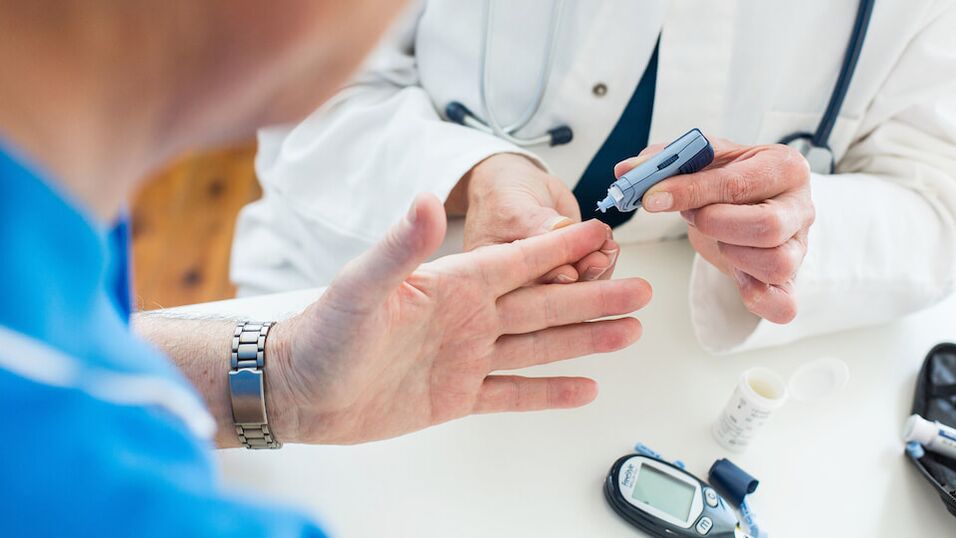 médico toma sangre para el azúcar en la diabetes