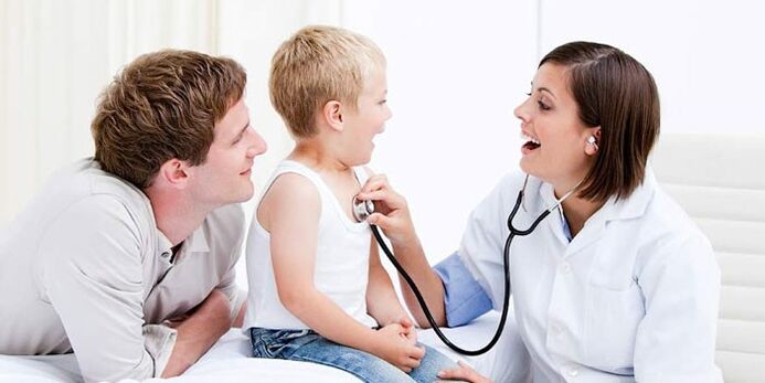 doctor examinando a un niño con diabetes